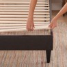 Cama con plataforma de perfil bajo y tapizado de madera maciza