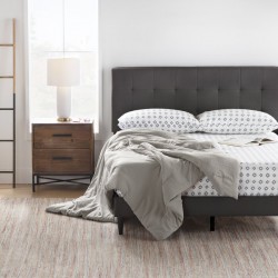 Cama con plataforma de perfil bajo y tapizado de madera maciza