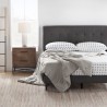 Cama con plataforma de perfil bajo y tapizado de madera maciza